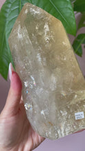 Load and play video in Gallery viewer, NATURAL CHAMPANGE CITRINE TOWER FROM BRAZIL-  8 x 15cm | 1114 Grams | WITH RAINBOWS | SMALL ROUGH PART AT THE BACK CAUSED BY NATURAL FORMATION
